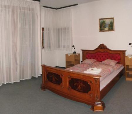 Nadix Panzio Bed & Breakfast Debreţin Exterior foto